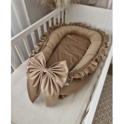 Koell GLAM Kokon niemowlęcy z falbaną i kokardą