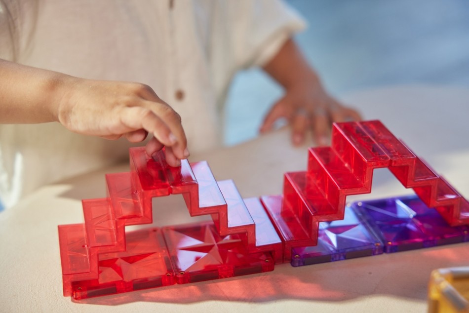 małe rączki układają schody