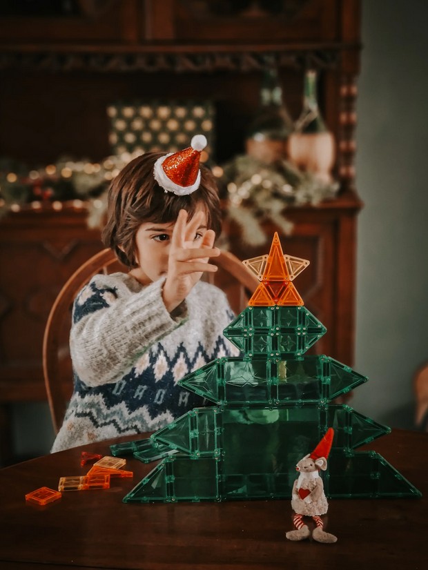 dziecko ułożyło choinkę z klocków