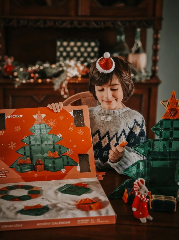 dziecko otwiera klocki magnetyczne