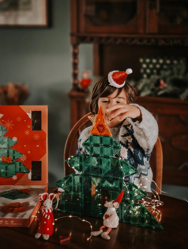 dziecko układa klocki magnetyczne